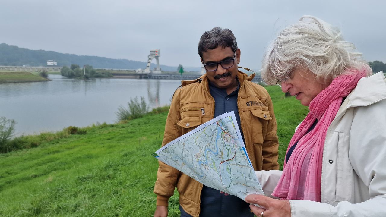 Lector Loes Witteveen bekijkt het gebied samen met een partner