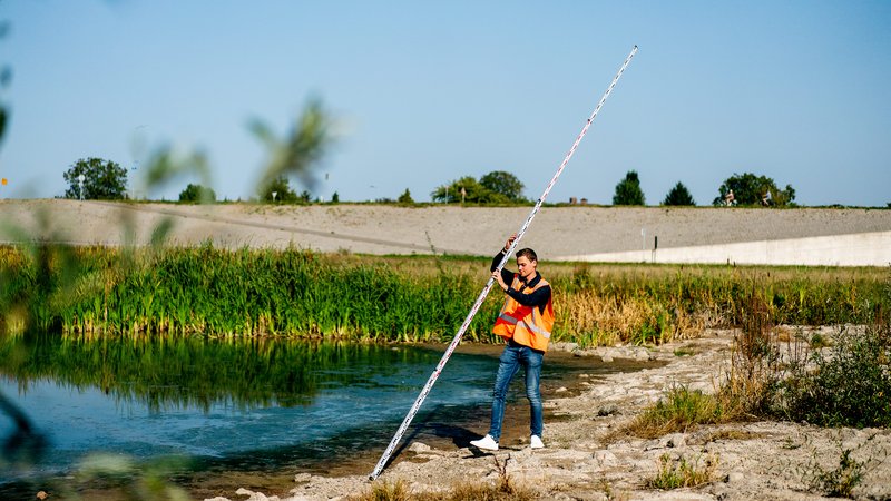 Student Land- en Watermanagement voert een watermeting uit