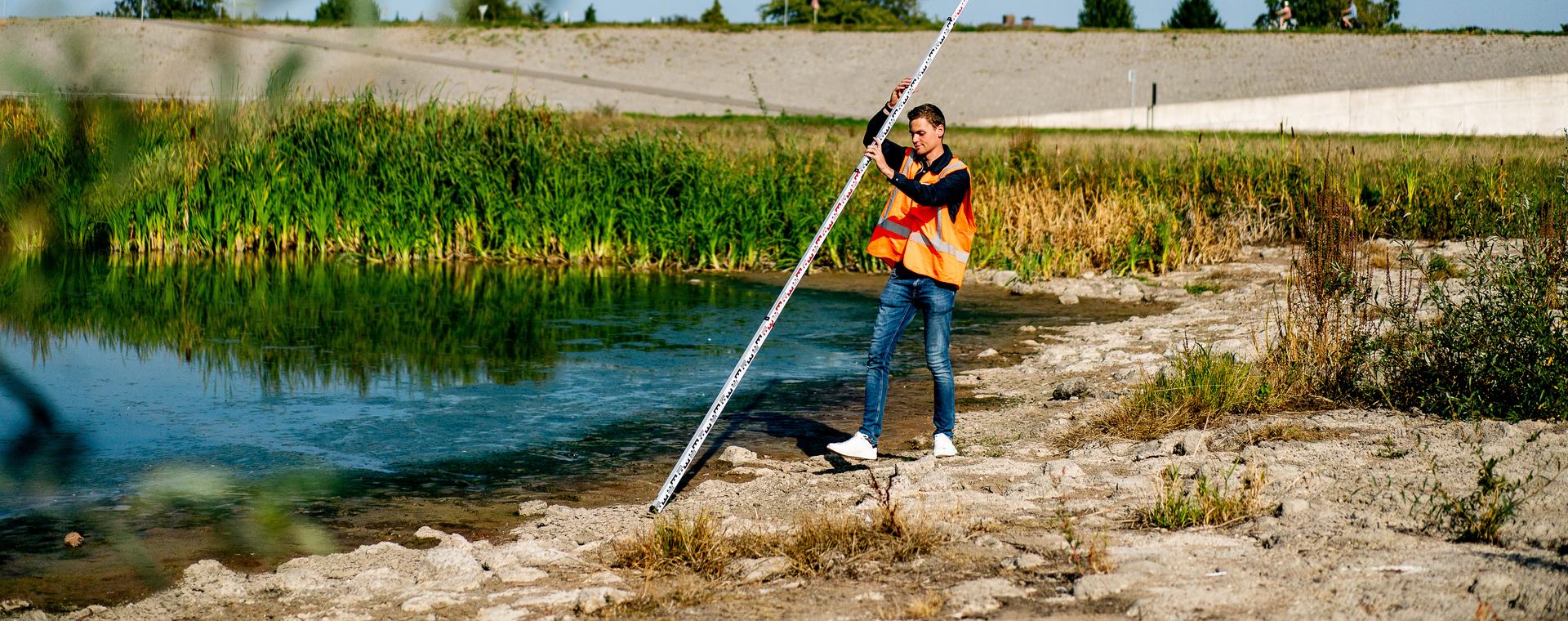Student Land- en Watermanagement voert een watermeting uit
