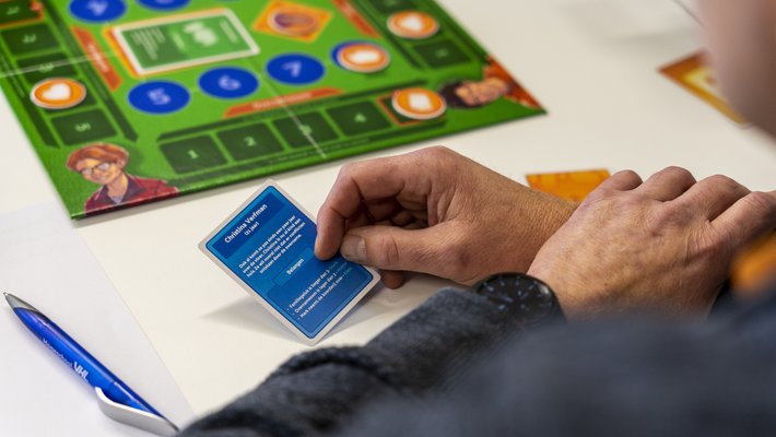 Close-up van de serious game Om Tafel, over bedrijfsovername in de agrarische sector