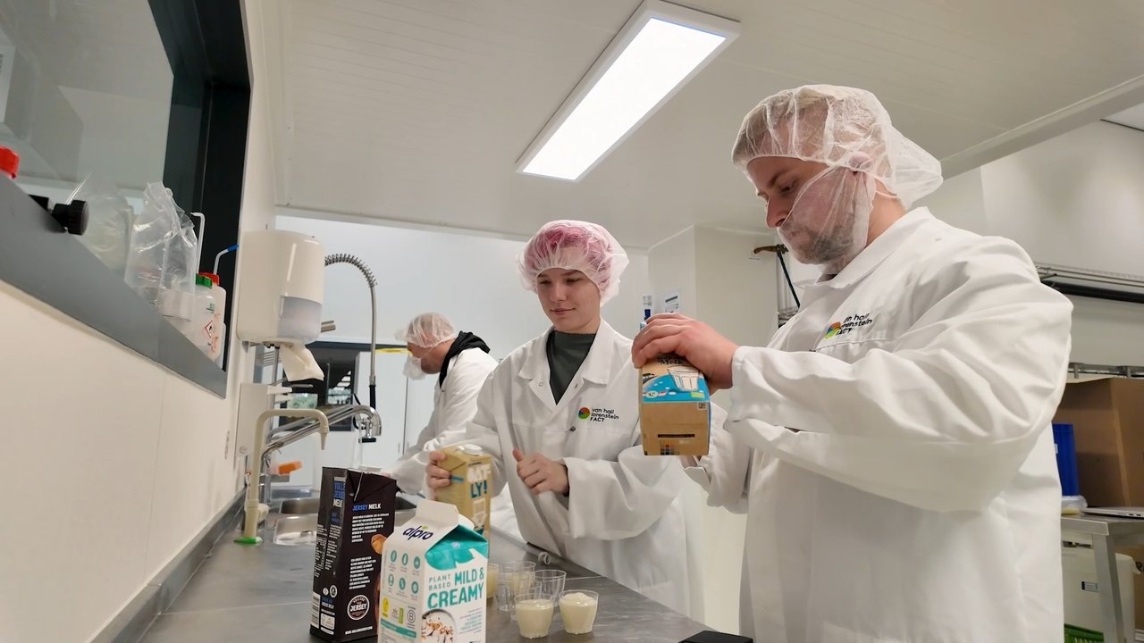 Studenten werken in het FACT aan een project van lector Peter de Jong