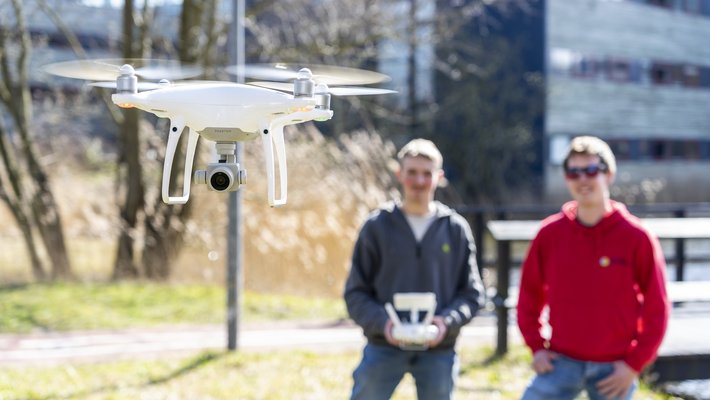 HVHL Innovatieve Plantenteelt studenten oefenen met drone