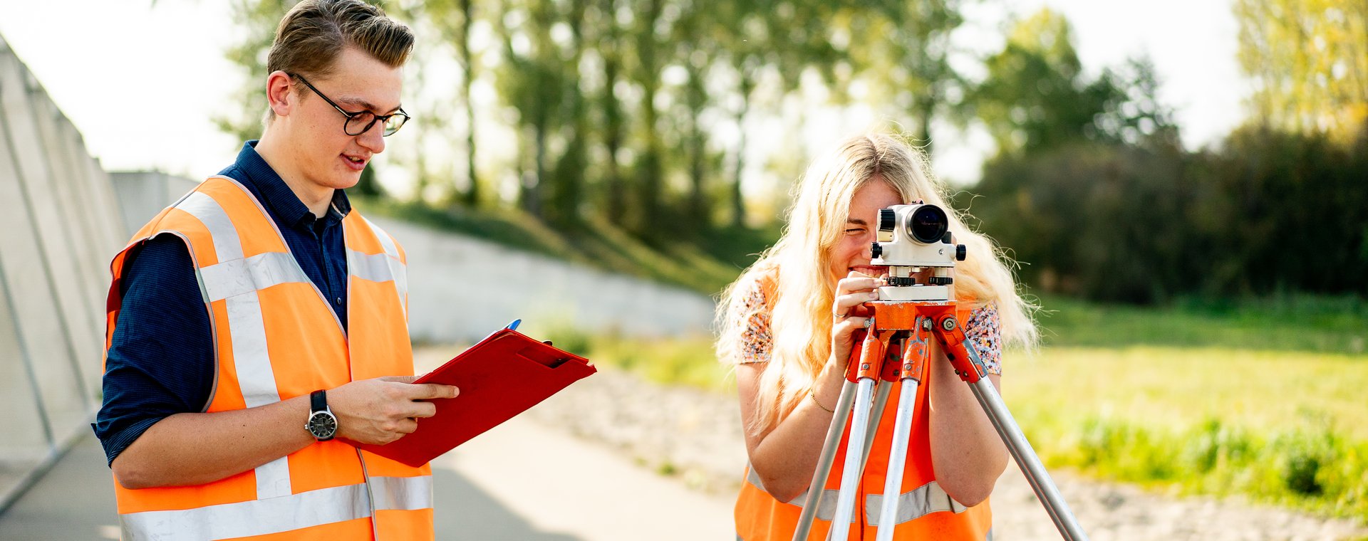 Twee studenten Land- en Watermanagement bezig met landmetingen