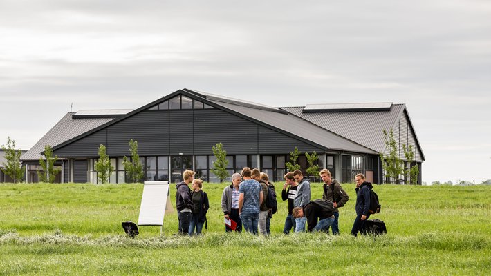 Studenten krijgen buiten les over grasland op Dairy Campus