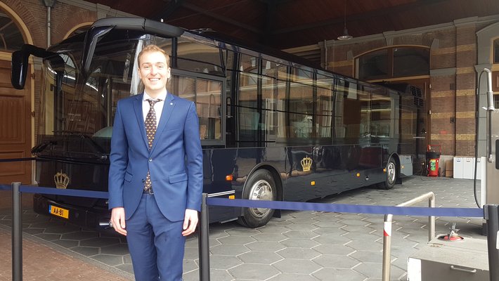HVHL student Marc Hilhorst voor koninklijke bus