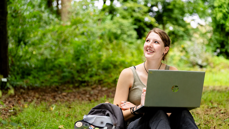 student merel madelief met laptop