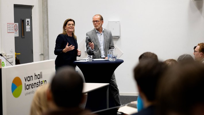 Minister Van der Wal en Ron van der Jagt in HVHL collegezaal