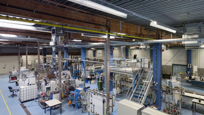 Overzicht van de grote hal met alle faciliteiten van het WAC