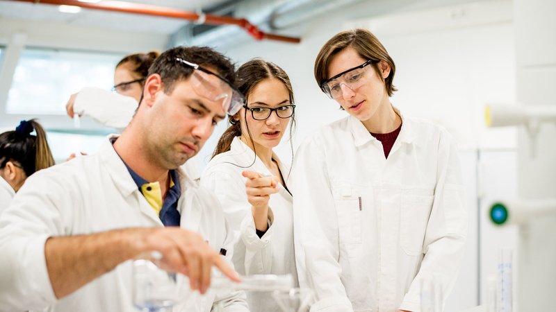 Drie studenten bezig met voedingsmiddelentechnologie testjes in het lab