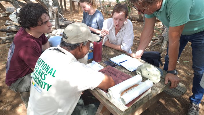 Parkopzichter George Thodé geeft uitleg aan het onderzoeksteam