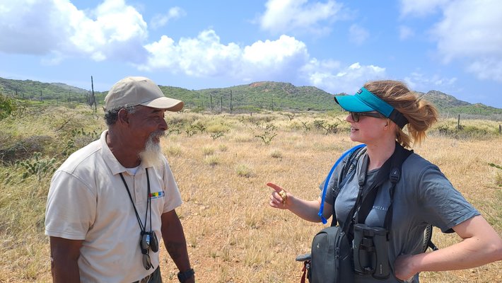 Parkopzichter George Thodé spreekt met docent Janne Nauta