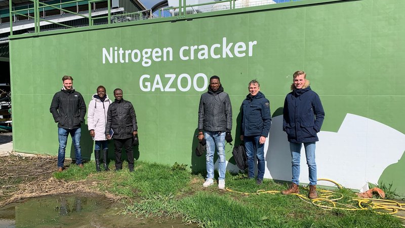 Studenten staan voor de stikstofkraker