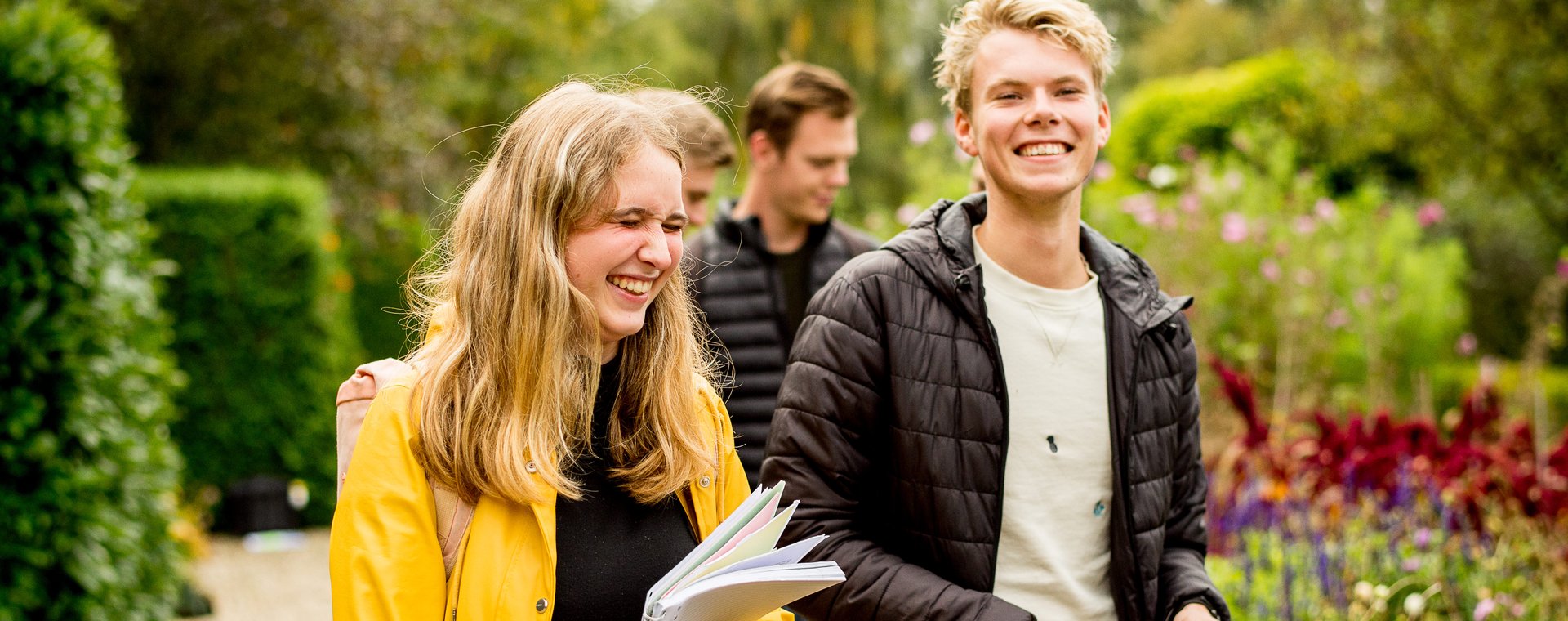 Studenten HVHL Tuin- en Landschapsinrichting doen lopend op landgoed Velp inspiratie op