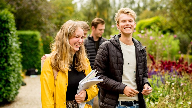 Studenten HVHL Tuin- en Landschapsinrichting doen lopend op landgoed Velp inspiratie op
