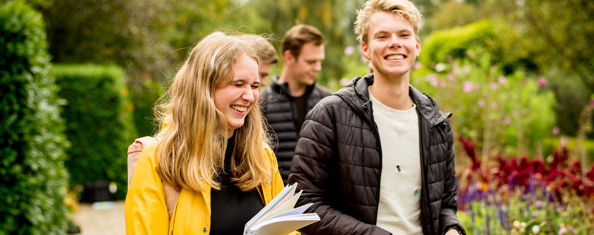 Studenten HVHL Tuin- en Landschapsinrichting doen lopend op landgoed Velp inspiratie op
