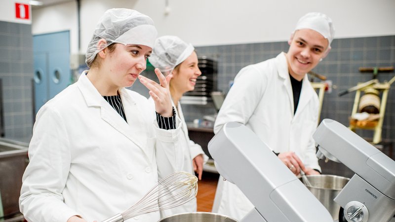 Studenten voedingsmiddelentechnologie bezig in lab met keukenmachines