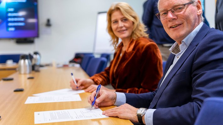 Jan van Ierselen Luzette Kroon ondertekenen de "Wetterdeal"