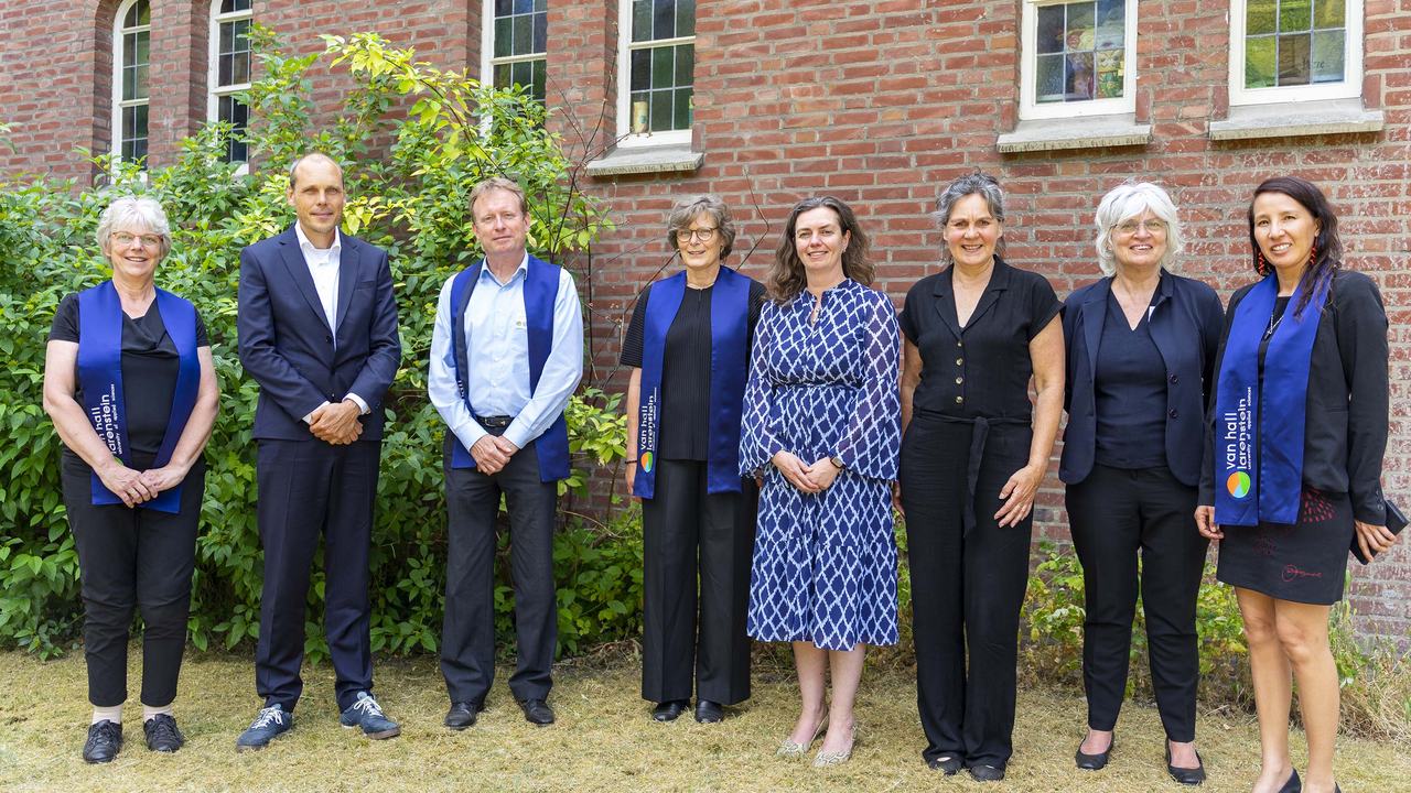 Jantsje M. van Loon-Steensma op groepsfoto na inaugurele rede