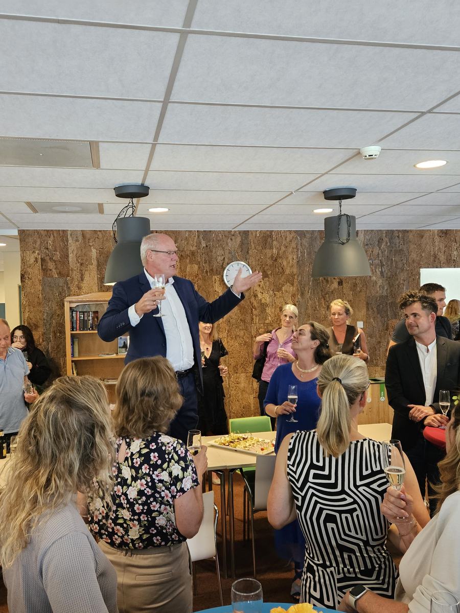 Jan van Iersel spreekt groep toe tijdens opening hogeschooljaar in Leeuwarden