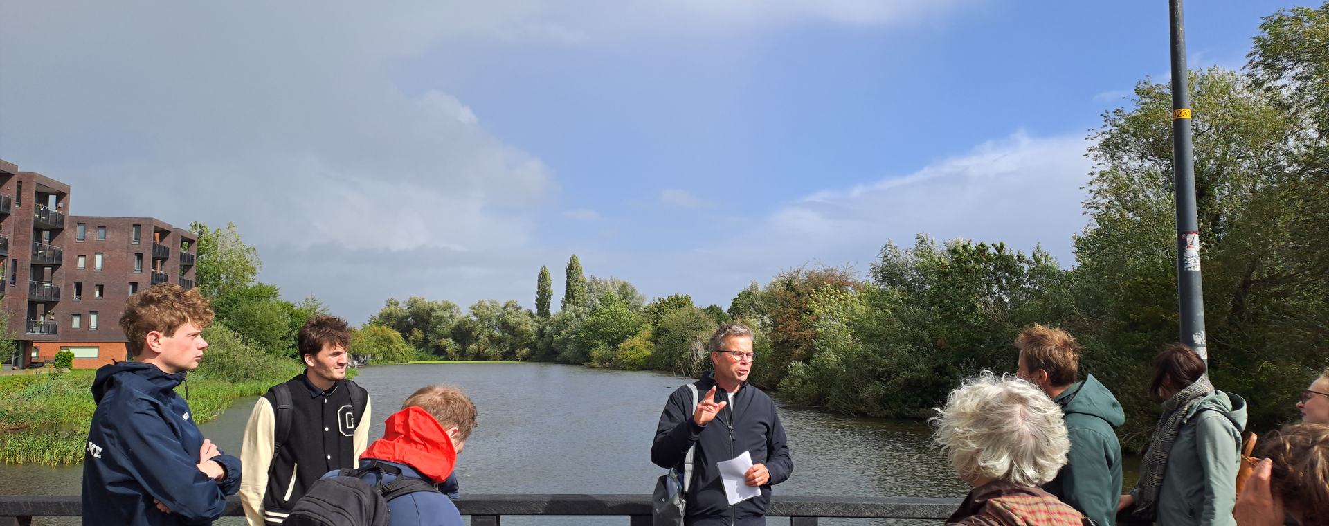 Groep mensen op een brug