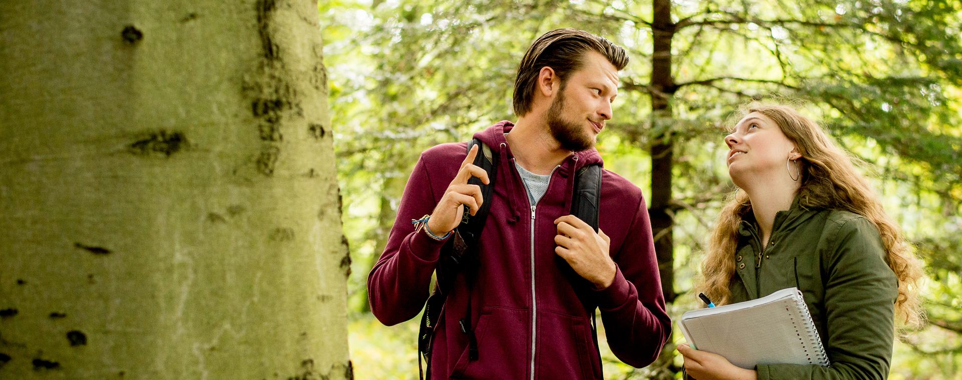 Twee studenten Bos en Natuurbeheer bestuderen een boom op landgoed Hogeschool van Hall Larenstein Velp