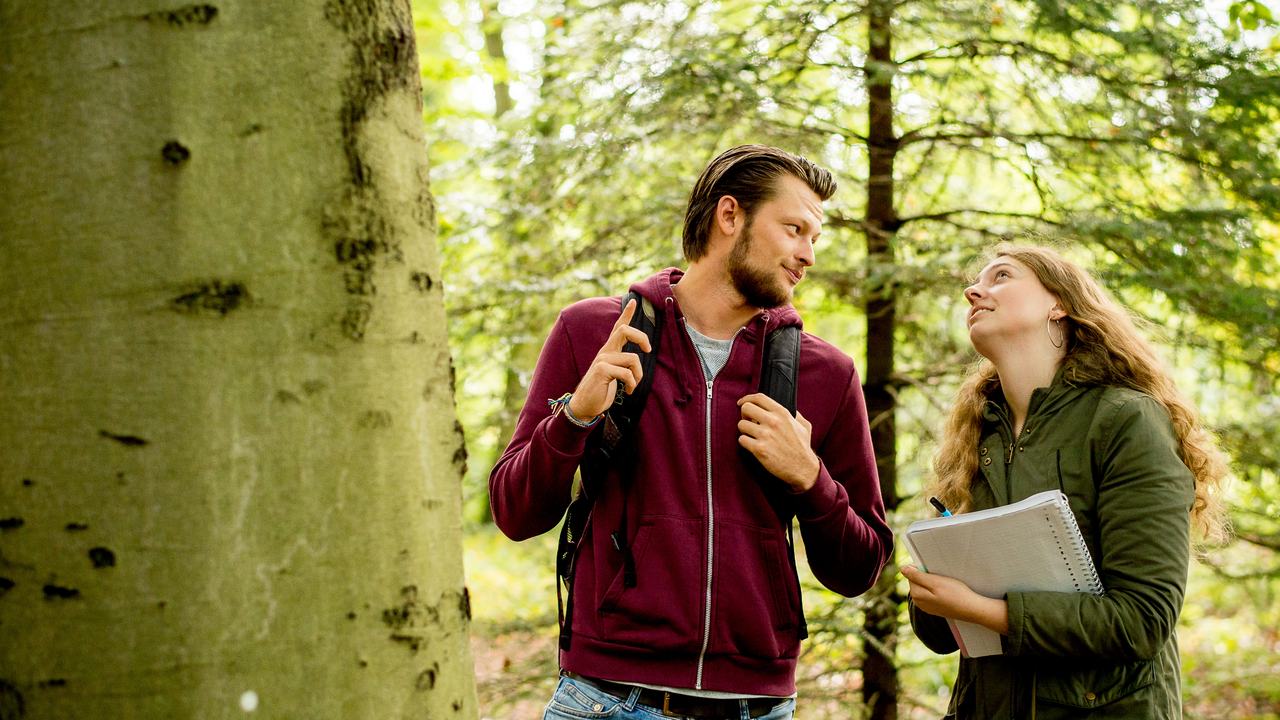 Twee studenten Bos en Natuurbeheer bestuderen een boom op landgoed Hogeschool van Hall Larenstein Velp