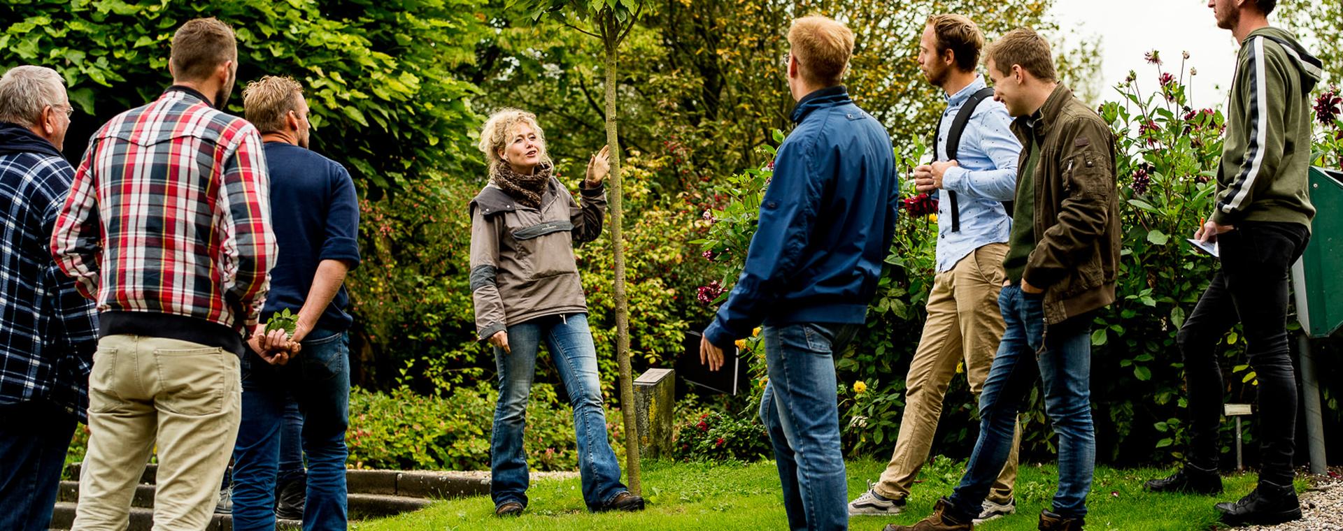 Studenten Tuin- en Landschapsinrichting tijdens buitenles op landgoed Larenstein