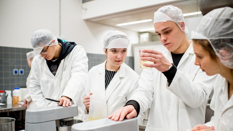 Studenten Voedingsmiddelentechnologie aan het werk in voedingsmiddelenhal locatie Leeuwarden