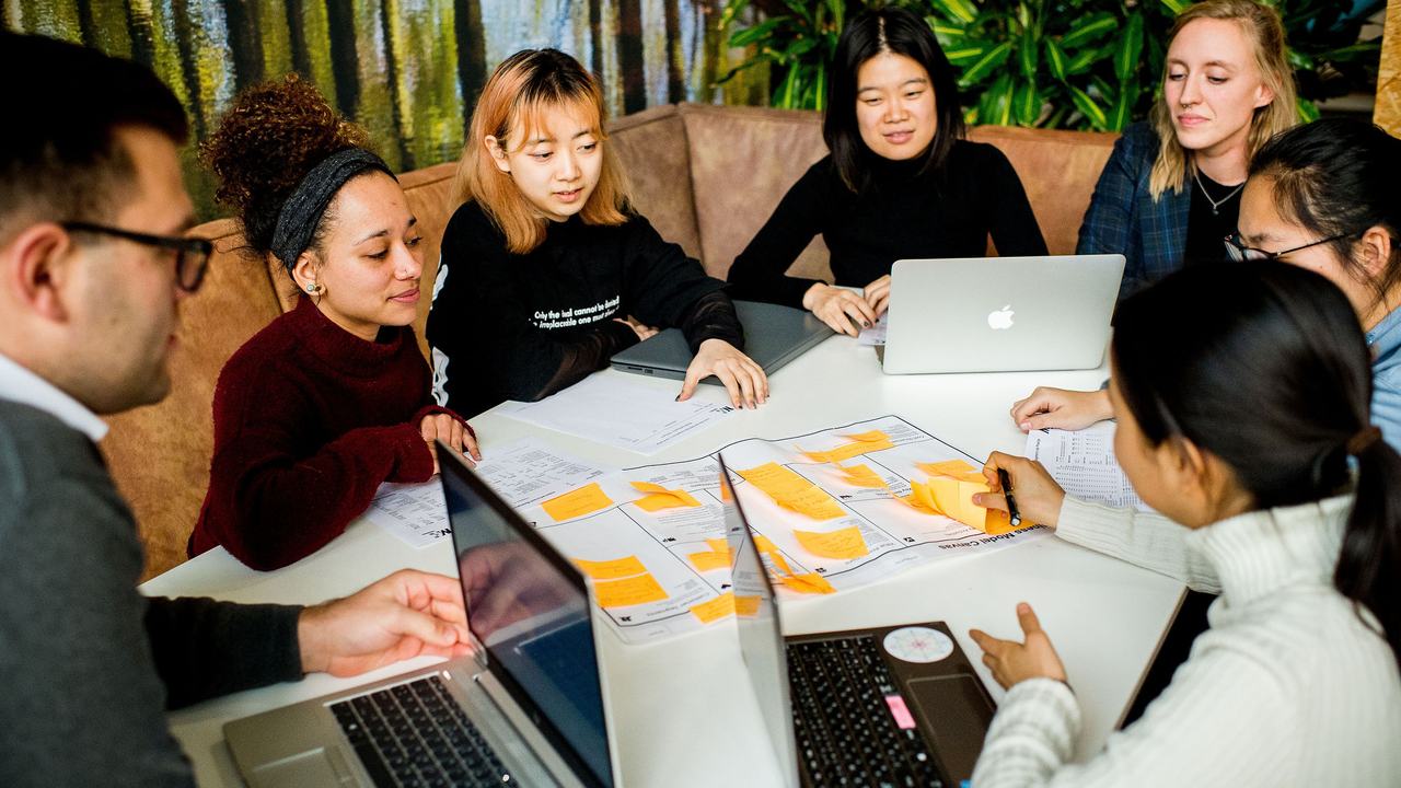 Internationale studenten van hogeschool Van Hall Larenstein werken samen aan een opdracht.
