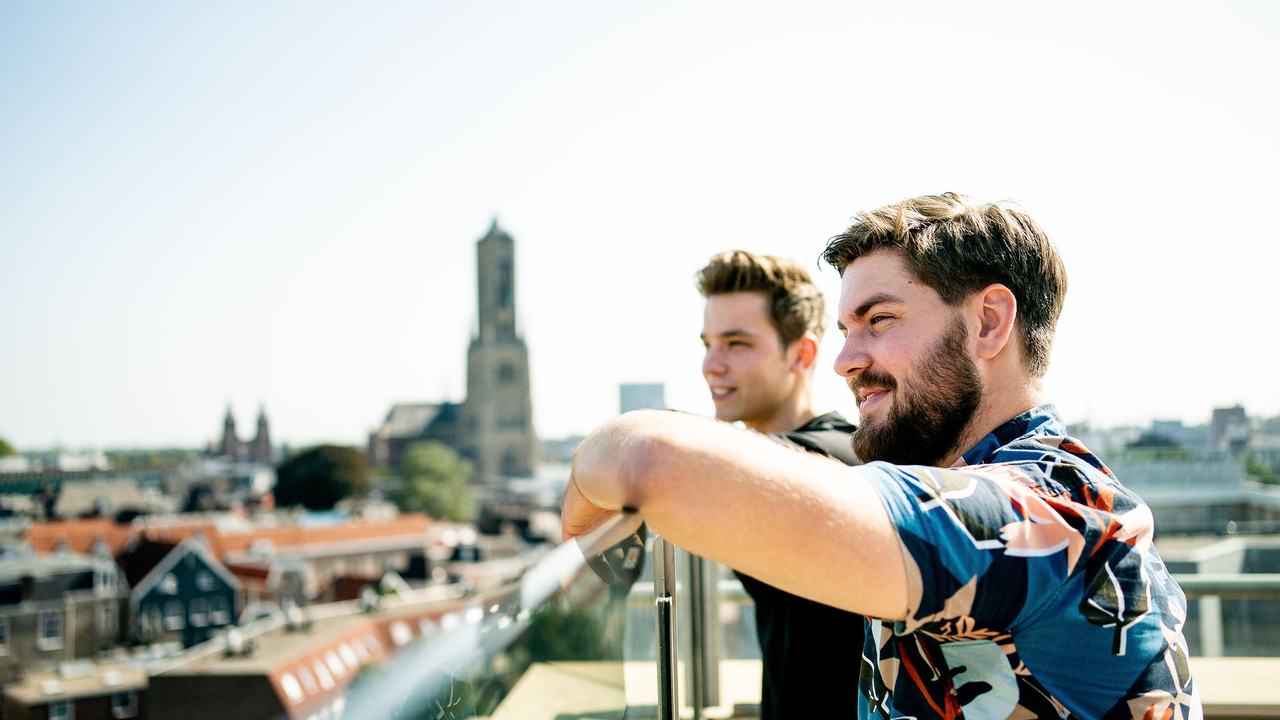 Studenten Management van de Leefomgeving kijken over stad.