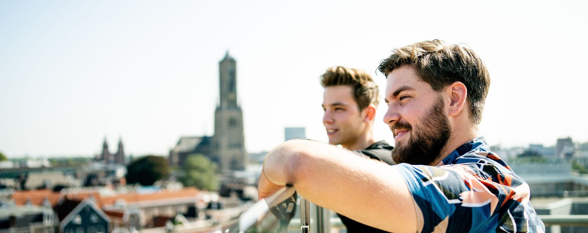 Studenten Management van de Leefomgeving kijken over stad.