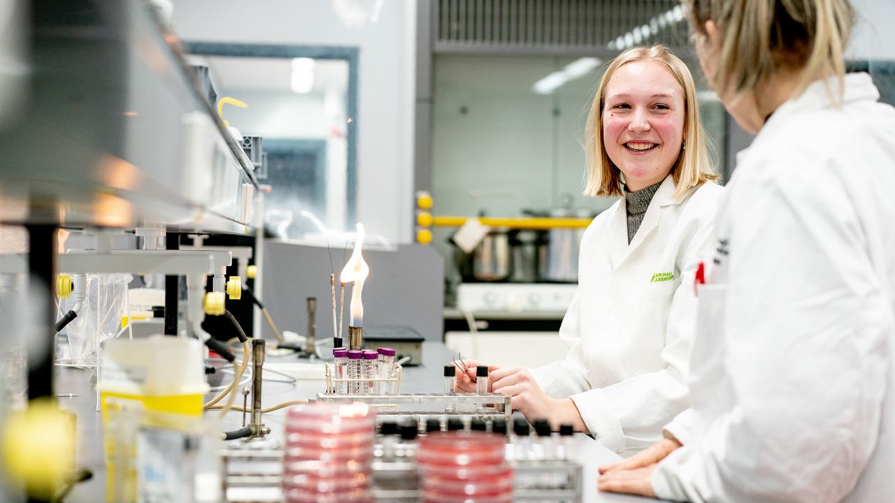 Studenten Biologie en Medisch Laboratoriumonderzoek in laboratorium