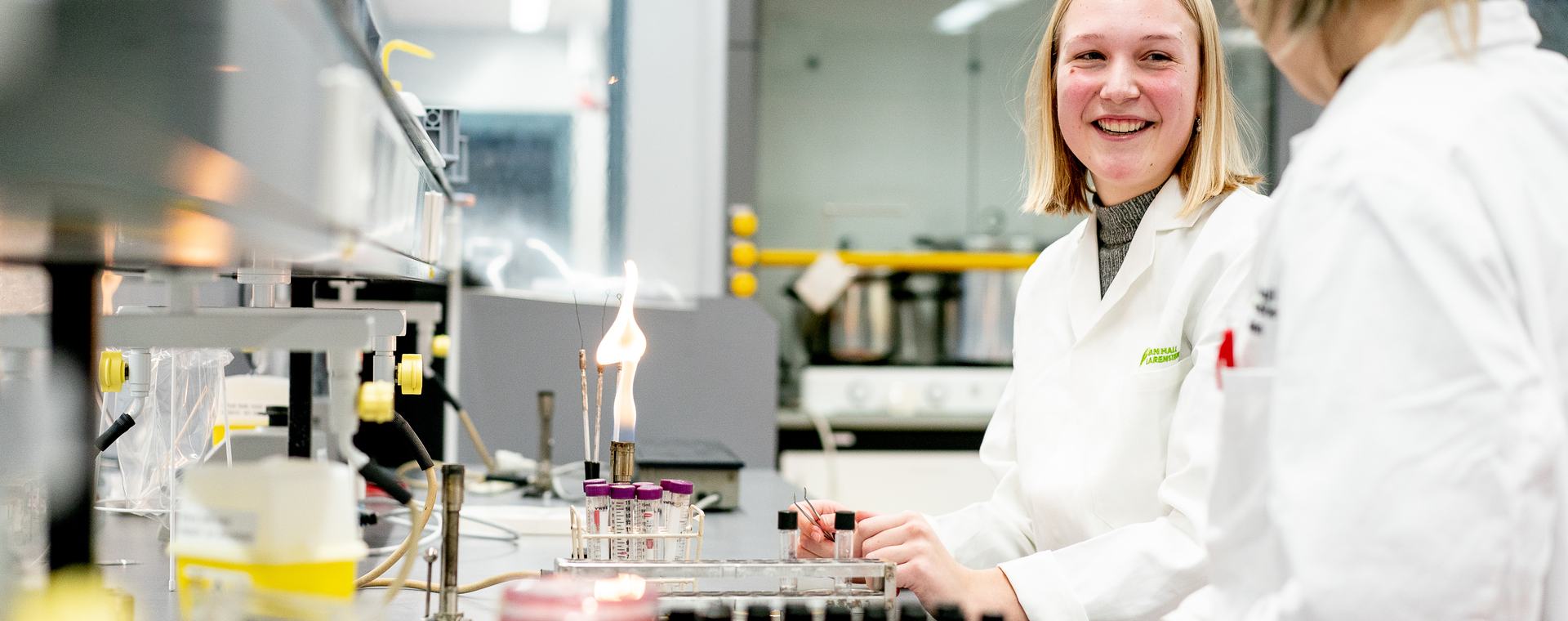 Studenten Biologie en Medisch Laboratoriumonderzoek in laboratorium