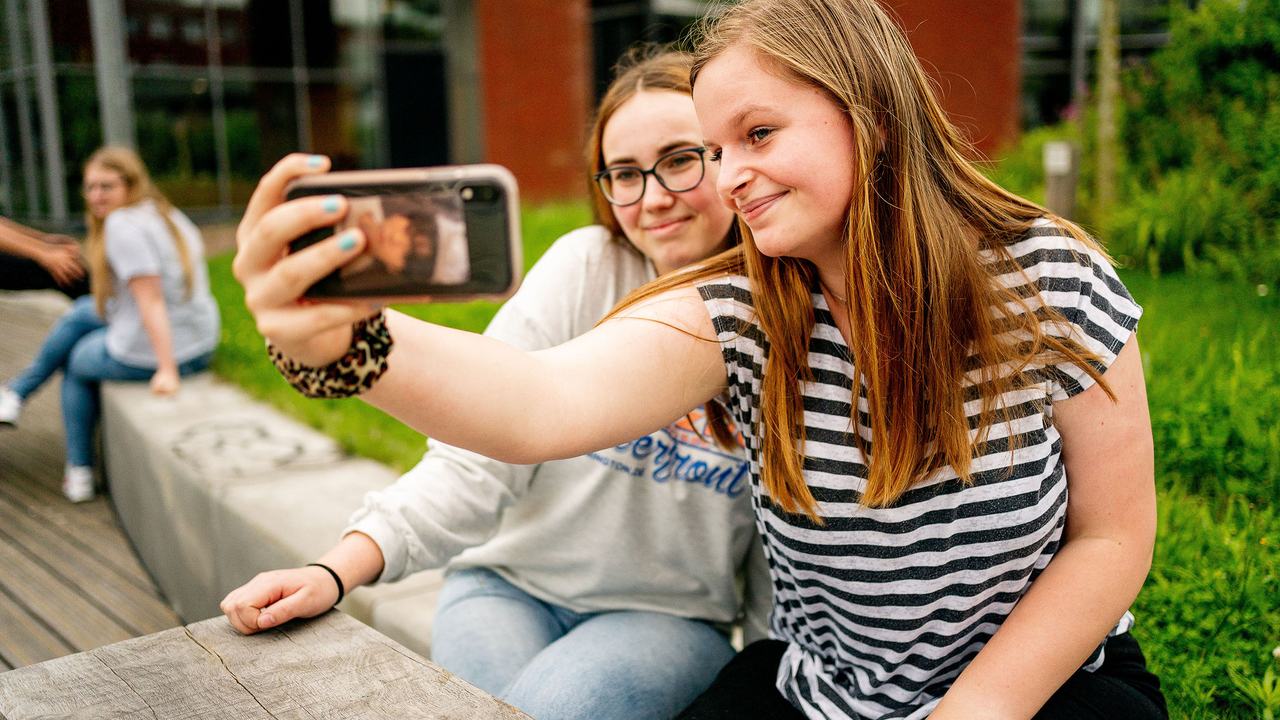Vloggende studenten op het plein van locatie Leeuwarden