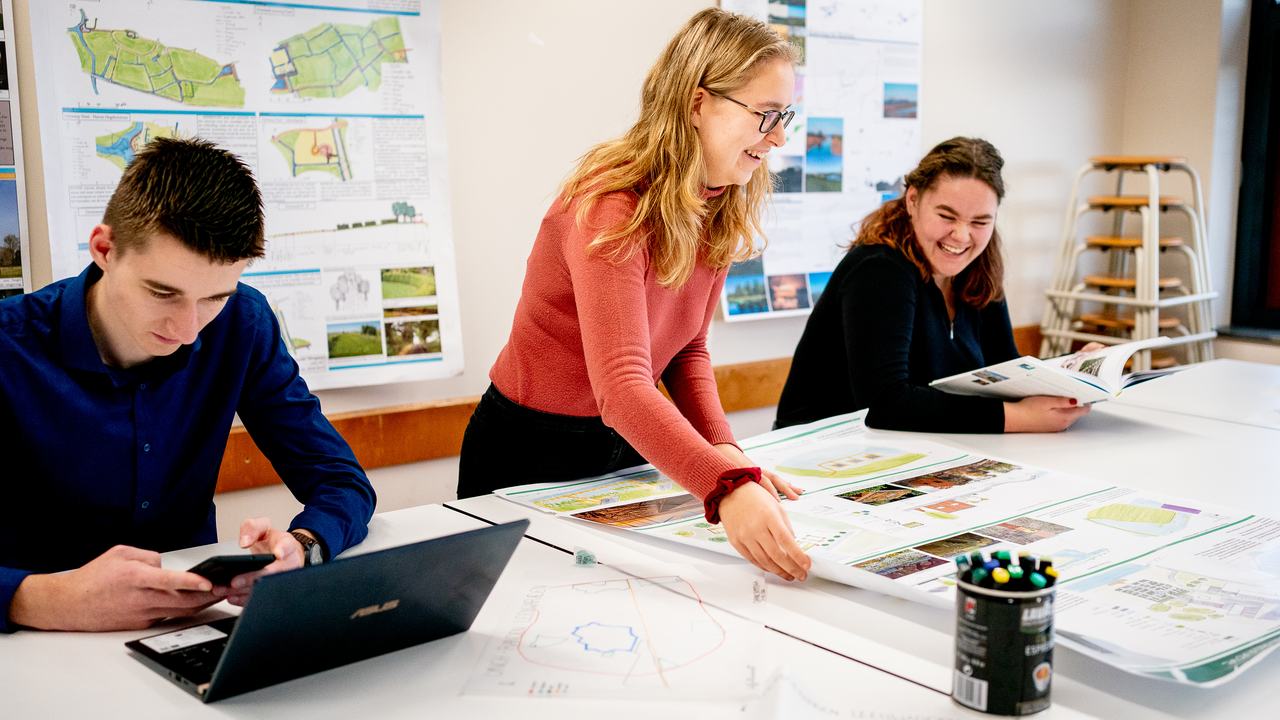 Studenten HVHL Management van de Leefomgeving in klaslokaal