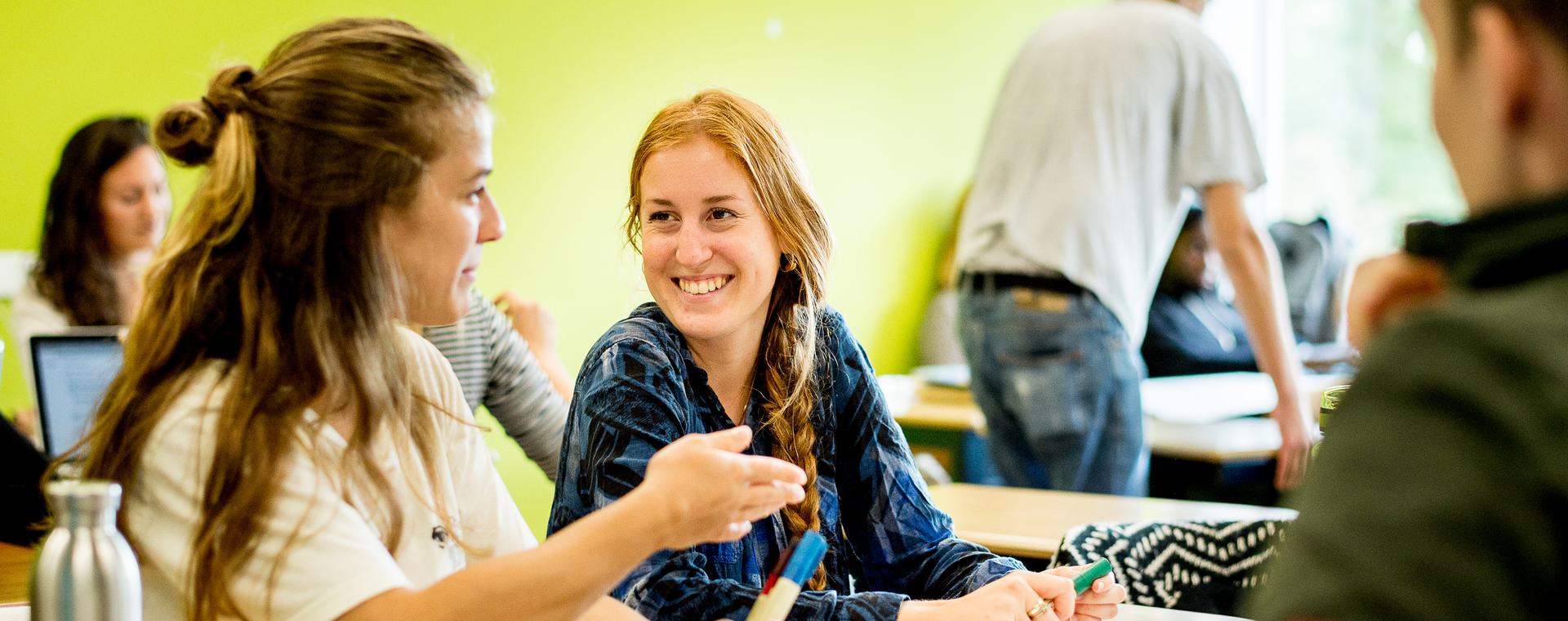 Groepje studenten werken samen aan een project bij HVHL in Velp