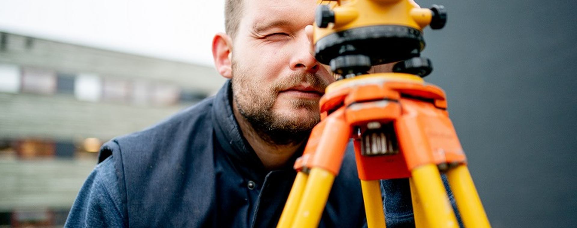 Een cursist die landmetingen aan het doen is