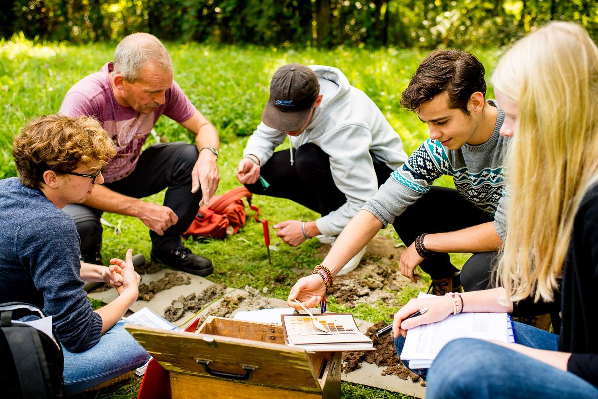 Bos & Natuurbeheer studenten van HVHL bestuderen bodemmonsters met docent