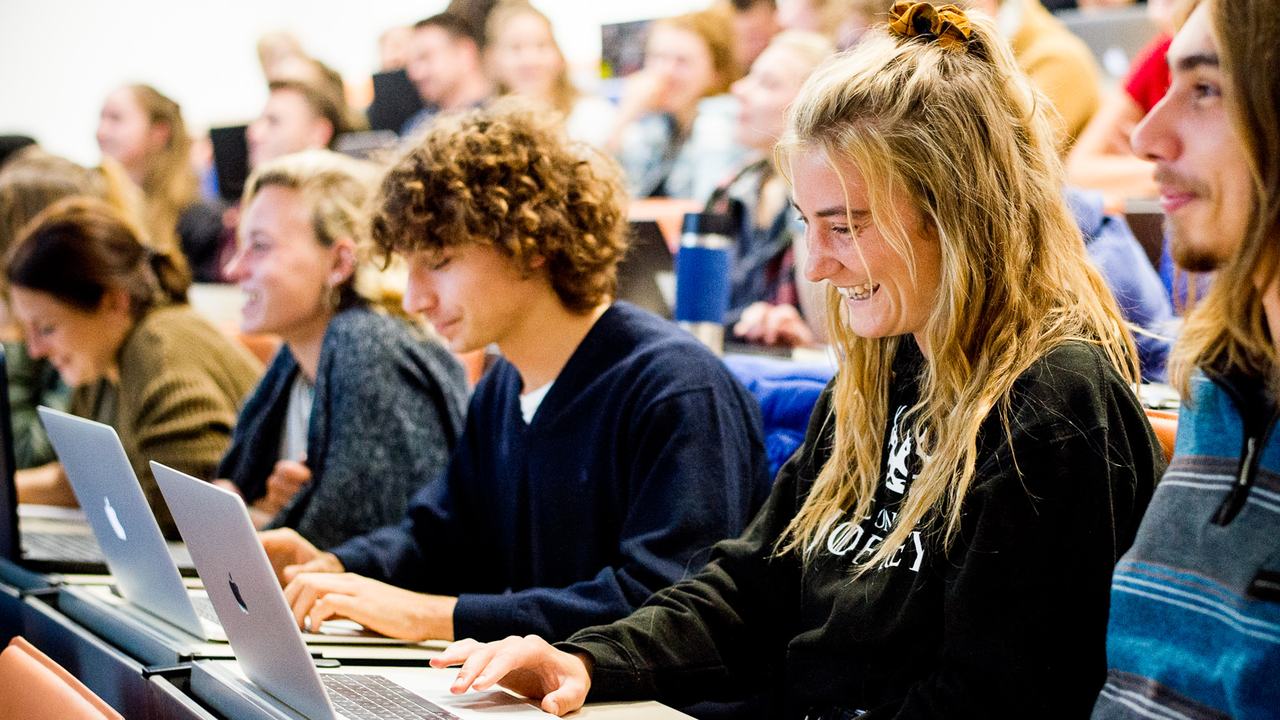 HVHL Studenten in een volle collegezaal