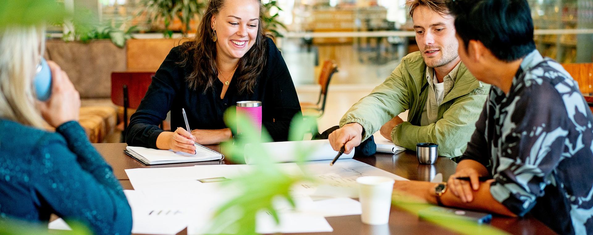 Studenten aan het samenwerken aan projecten in studieruimte