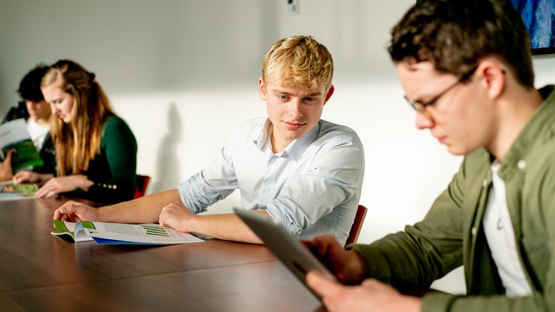 HVHL Bedrijfskunde en Agribusiness studenten werken aan een opdracht