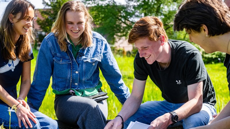 MvdL studenten buiten