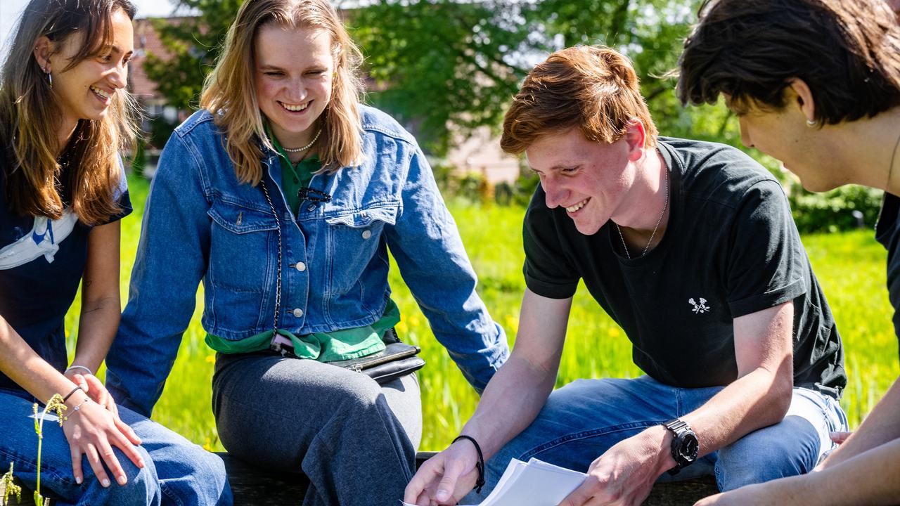 MvdL studenten buiten
