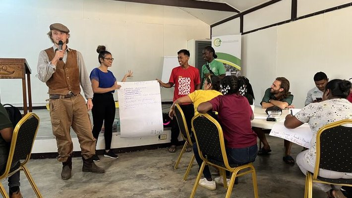 Surinaamse en HVHL studenten tijdens workshop ‘Jeugd, bos en natuur: een carrière in de bossector’