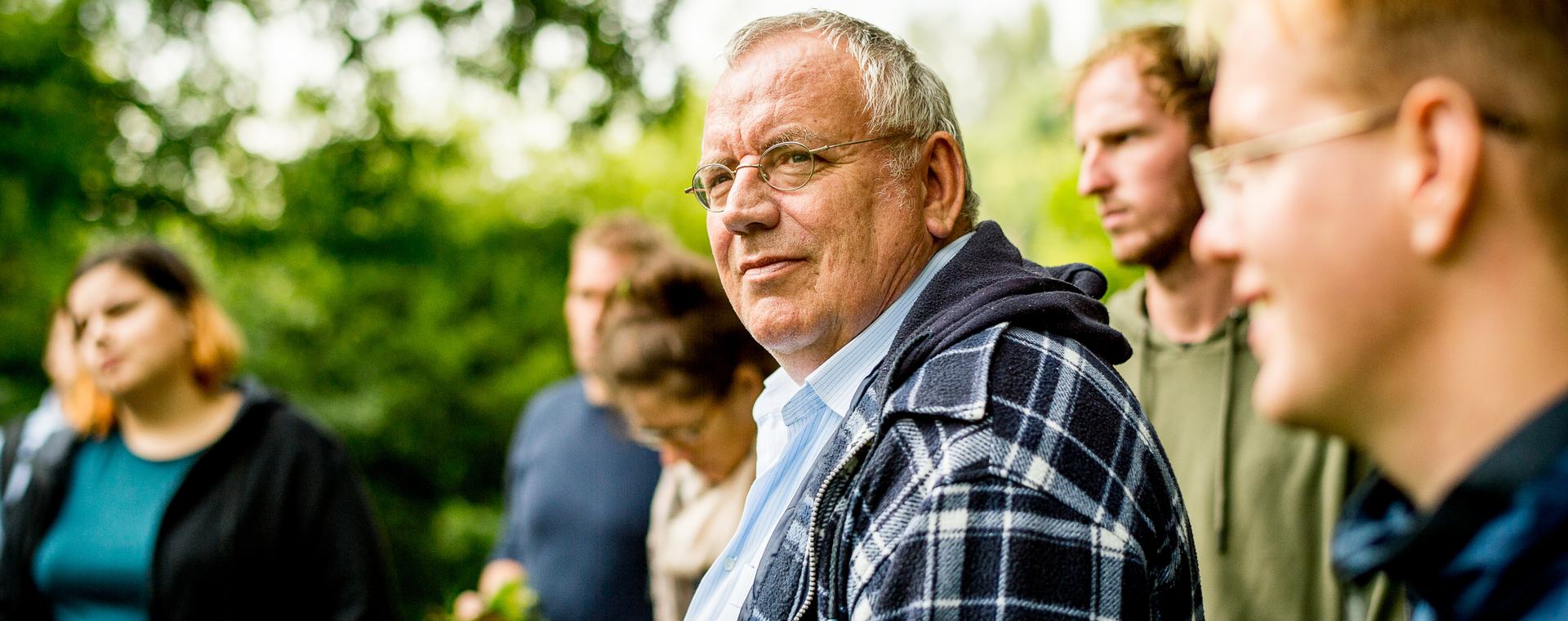 Deeltijdstudenten tijdens praktijkles buiten