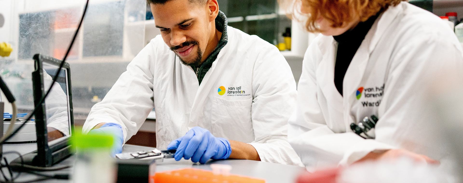HVHL Biotechnologie studenten werken samen aan proeven in laboratorium