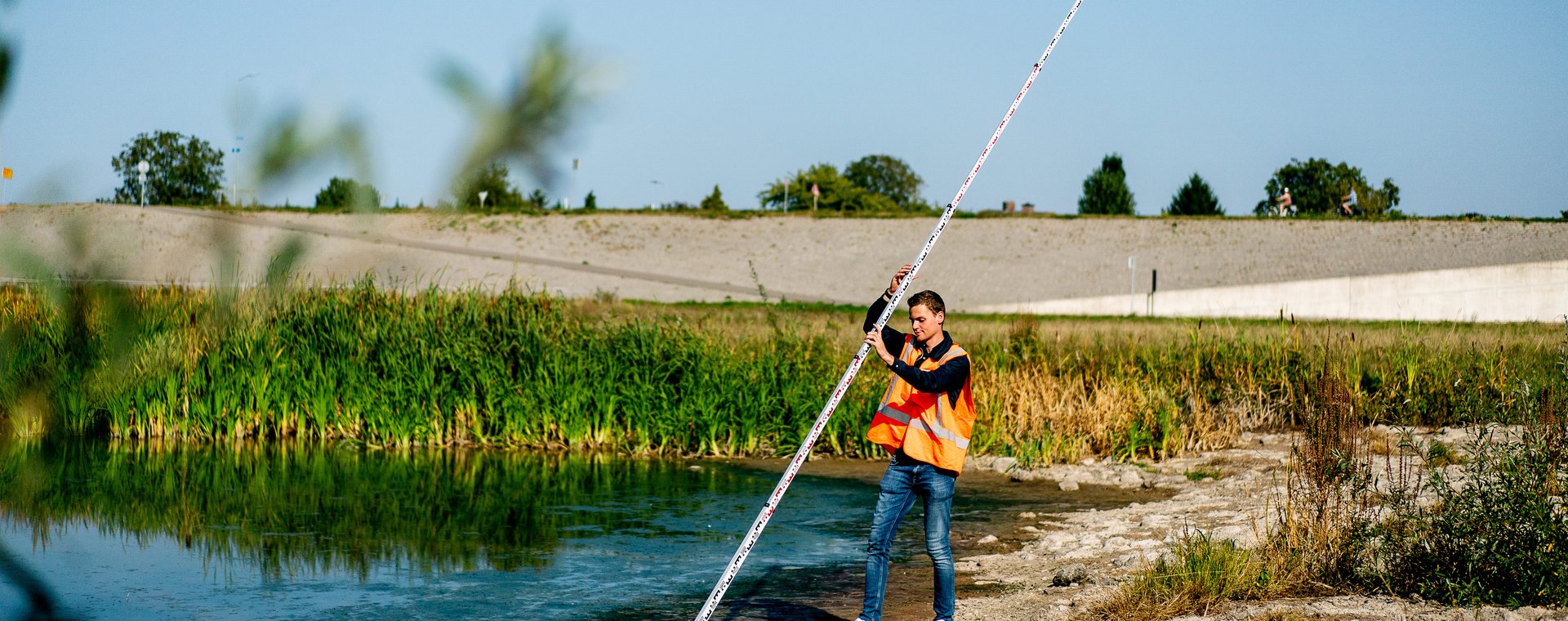 Student Land- en Watermanagement voert een watermeting uit