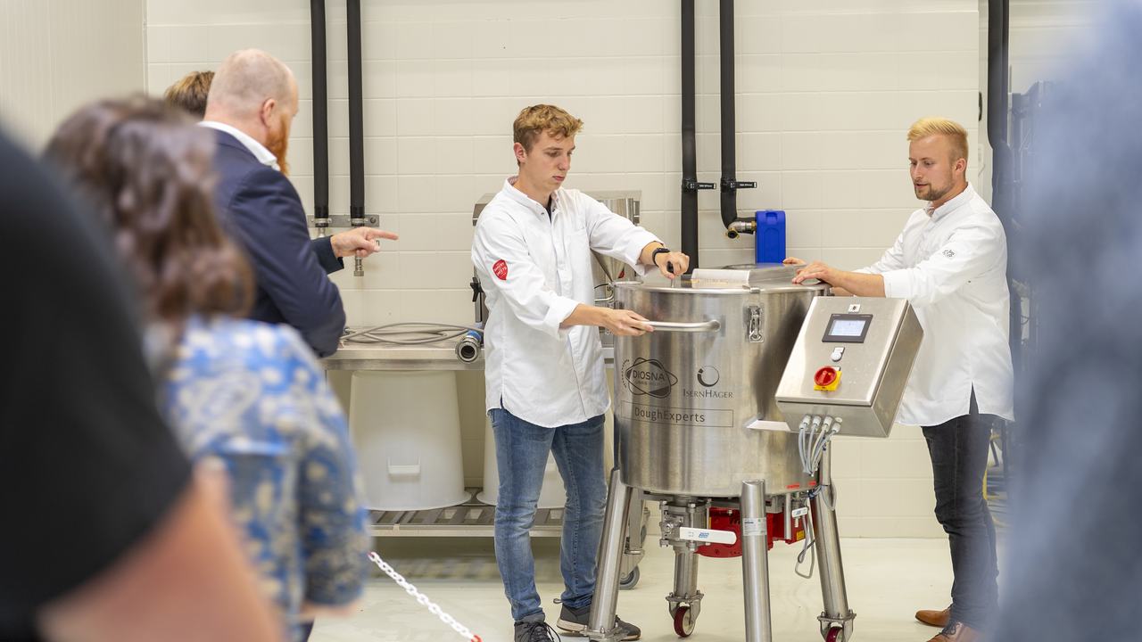 Studenten demonstreren het bierbrouwproces met retourbrood in het FACT