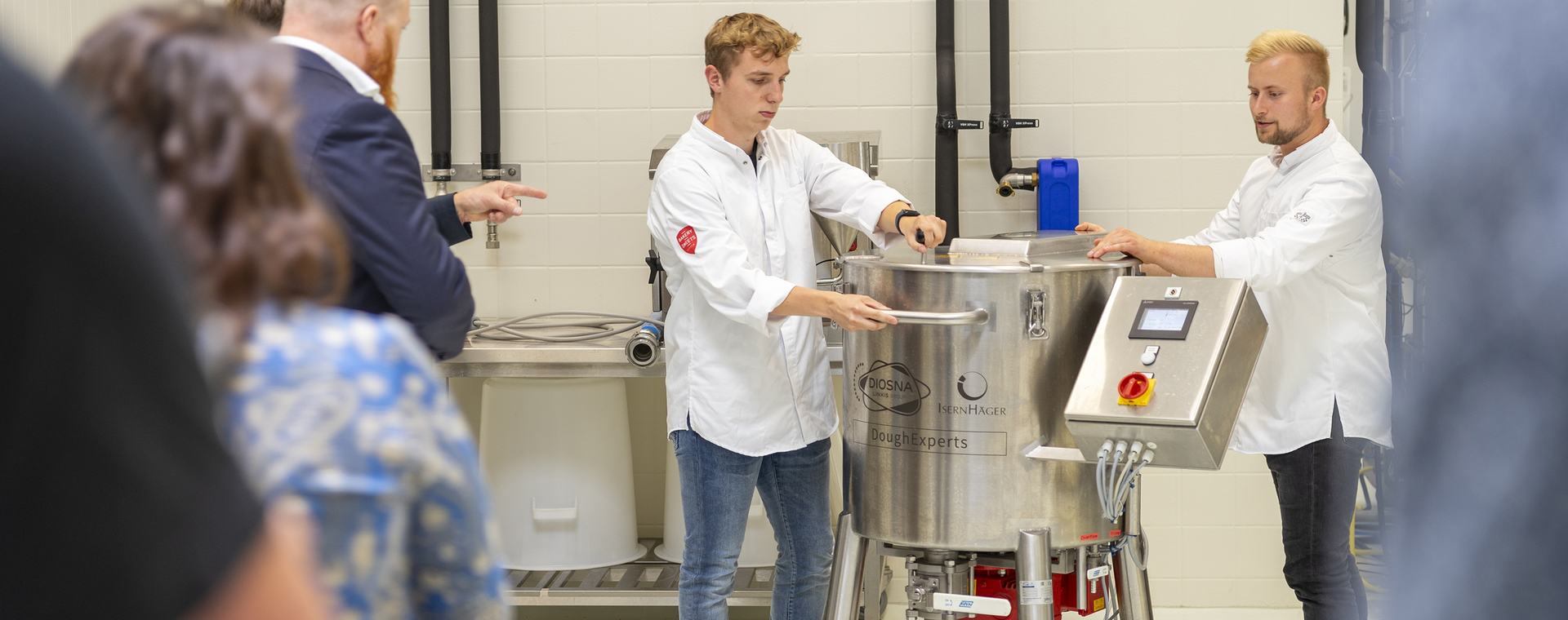 Studenten demonstreren het bierbrouwproces met retourbrood in het FACT
