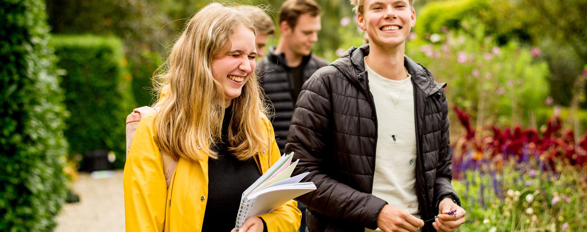 Studenten HVHL Tuin- en Landschapsinrichting doen lopend op landgoed Velp inspiratie op